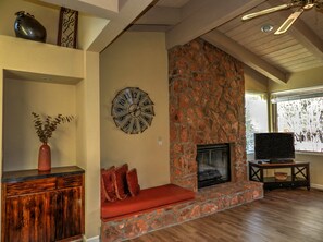 Smart-TV, peis, DVD-spiller og bøker