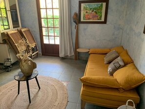 Una chimenea, un futbolín, una mesa de tenis de mesa, libros