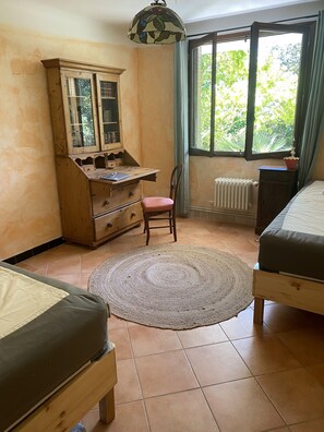 5 dormitorios, tabla de planchar con plancha, wifi gratis y ropa de cama