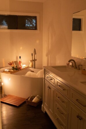 Combined shower/bathtub, hair dryer