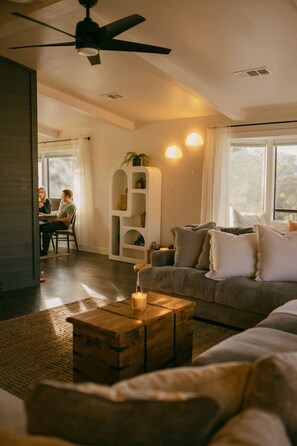 Smart TV, fireplace
