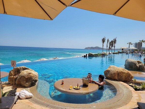 Alberca techada y alberca al aire libre