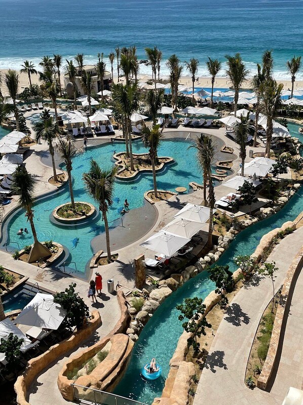 Alberca techada y alberca al aire libre