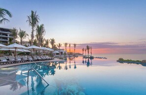 Alberca techada y alberca al aire libre