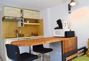 Kylskåp, mikrovågsugn, ugn och spishäll
