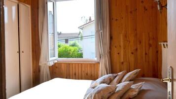 4 chambres, bureau, fer et planche Ă repasser, lit parapluie