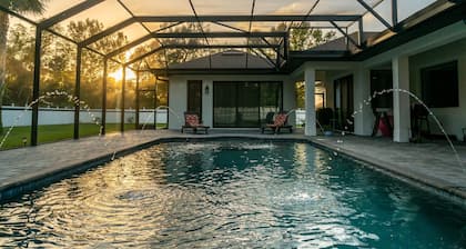 Spacious & Private Guest Pool House Oasis