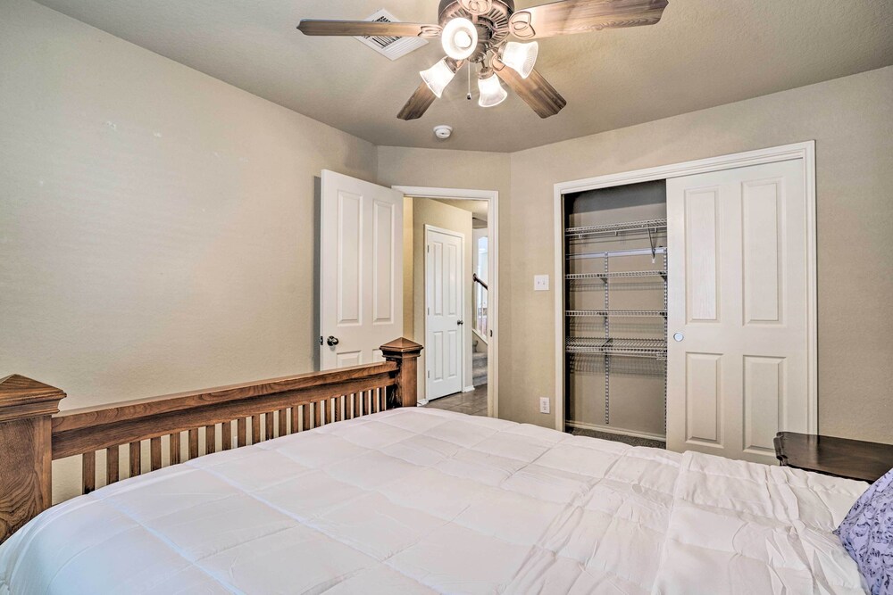 San Antonio Retreat w/ Fireplace + Pool Access! Timberwood Park Vrbo