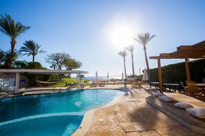 Outdoor pool - Sea Front Suites with Private Pool and Beach Access (South Sinai Governorate)