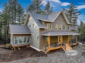 Exterior - 5 bed, 4 bath cottage on Kawagama Lake (Dorset)