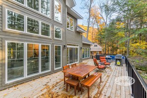 Outdoor dining - 5 bed, 4 bath cottage on Kawagama Lake (Dorset)