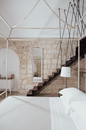 Studio Suite, Hot Tub | Premium bedding, down duvets, pillow-top beds, minibar