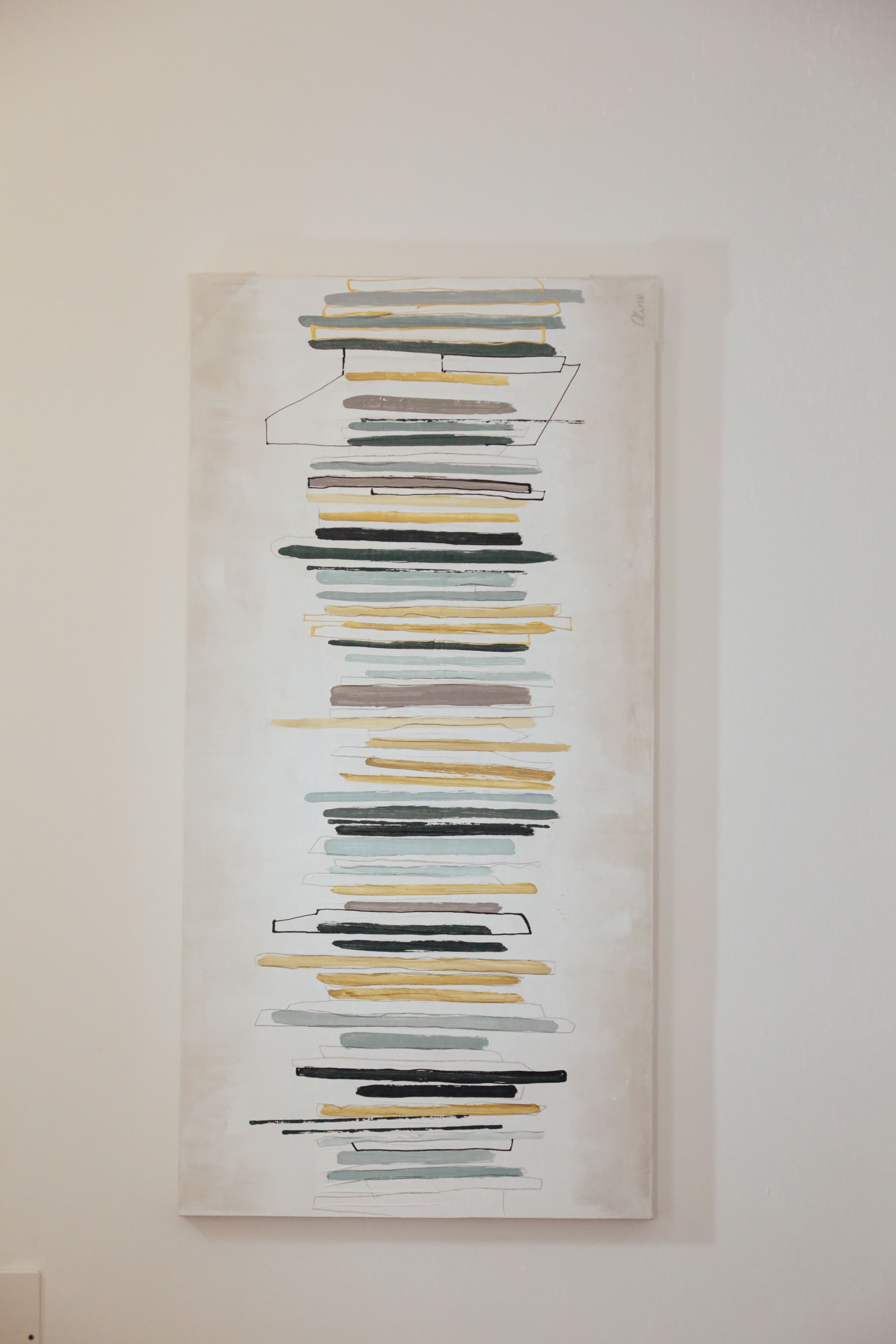 Una pintura abstracta vertical con líneas horizontales en varios colores y grosores.