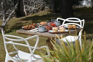 Free daily buffet breakfast - Masseria Francescani (Lecce)