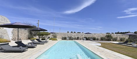 Piscina stagionale all'aperto, ombrelloni da piscina, lettini