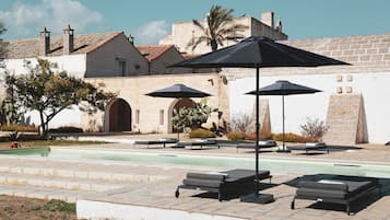 Außenpool (je nach Saison geöffnet), Sonnenschirme, Liegestühle