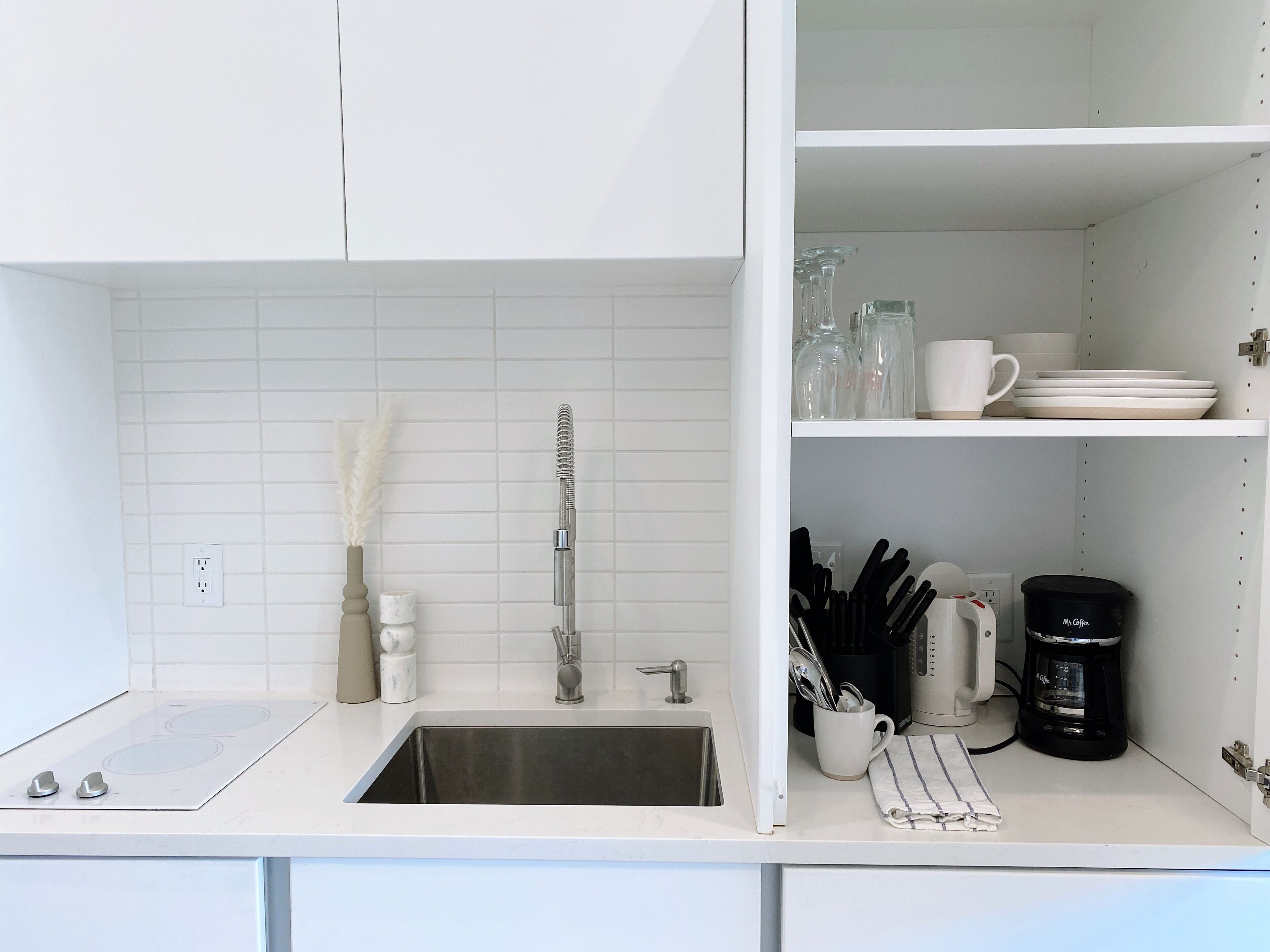 Kjøleskap, mikrobølgeovn, ovn og kokeplater