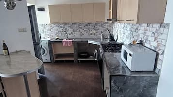 Lemari es, microwave, oven, dan kompor