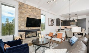 TV connectée, cheminée, chaîne hi-fi