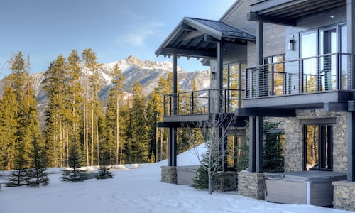 Ski-in/Ski-out Luxury Moonlight Basin Chalet, Mtn Modern Decor, Hot Tub, Garage