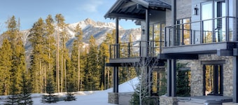 Ski-in/Ski-out Luxury Moonlight Basin Chalet, Mtn Modern Decor, Hot Tub, Garage