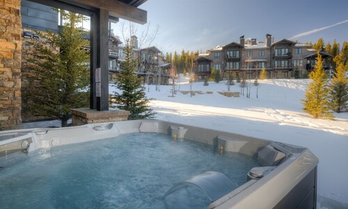 Ski-in/Ski-out Luxury Moonlight Basin Chalet, Mtn Modern Decor, Hot Tub, Garage