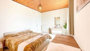 1 Schlafzimmer, Schreibtisch, Bügeleisen/Bügelbrett, Reisekinderbett