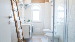 تجهيزات دش، مجففات شعر، مراحيض شطف، مناشف
