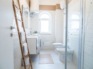 A modern bathroom with a shower, toilet, and sink. - Athena Seafront Apartment, Free Parking & Pool (Castel Volturno)