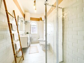 Shower, hair dryer, bidet, towels