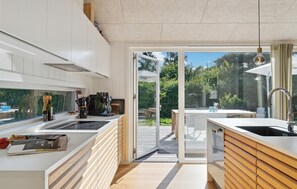 Microwave, oven, stovetop, dishwasher - Cozy home in Hornbæk with WiFi (Hornbæk)