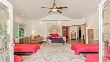 4 soverom, skrivebord, strykejern/-brett og reiseseng for barn