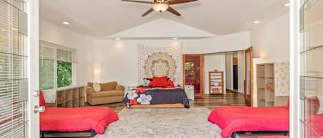 4 Schlafzimmer, Schreibtisch, Bügeleisen/Bügelbrett, Reisekinderbett