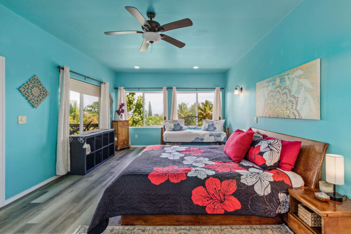 4 soverom, skrivebord, strykejern/-brett og reiseseng for barn