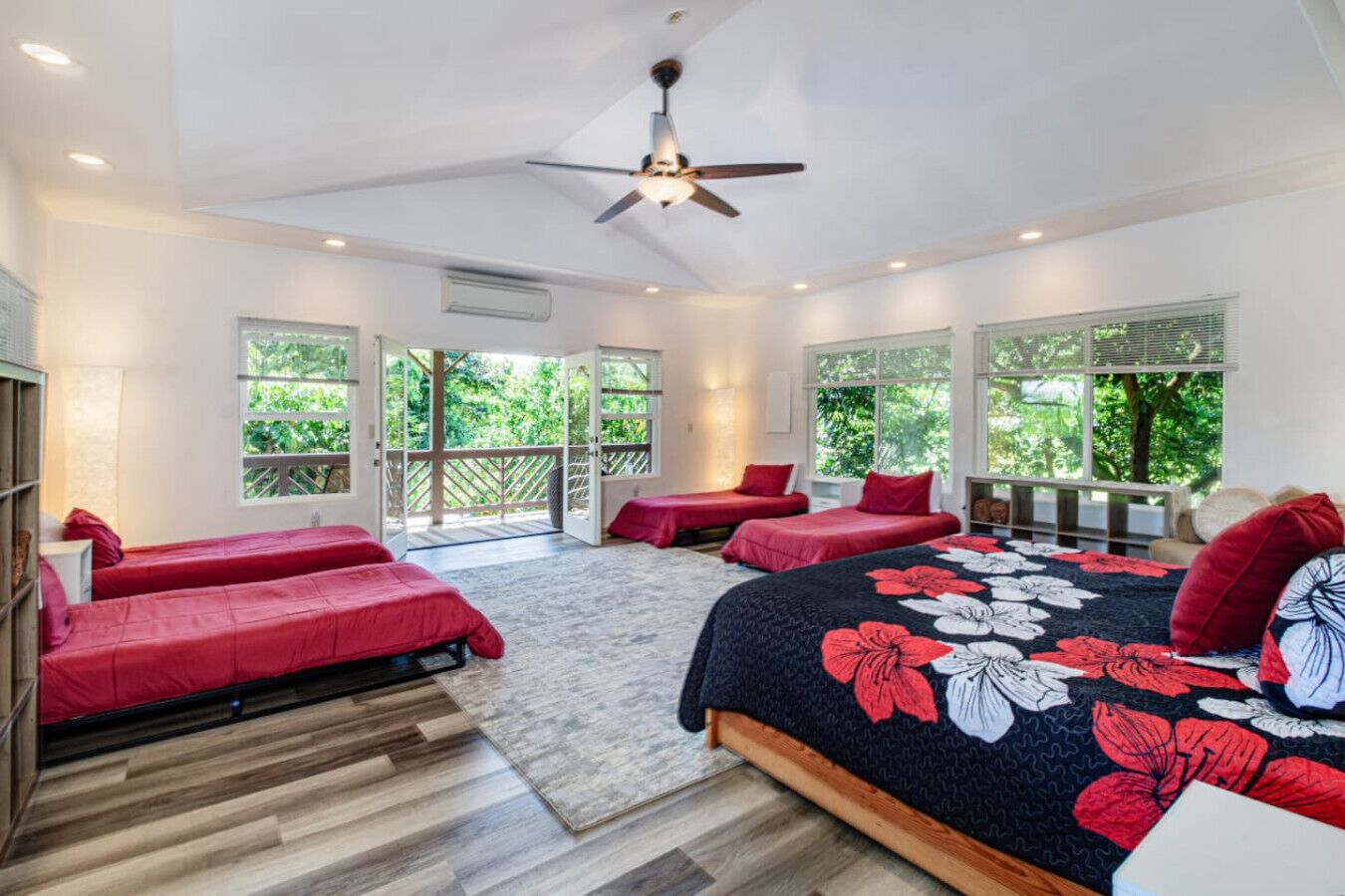 4 soverom, skrivebord, strykejern/-brett og reiseseng for barn