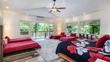 4 soverom, skrivebord, strykejern/-brett og reiseseng for barn