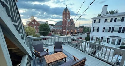 Downtown Newburyport, Bright and Sunny 2 Bedroom