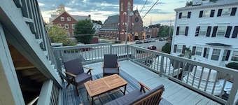 Downtown Newburyport, Bright and Sunny 2 Bedroom