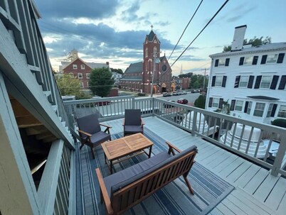 Downtown Newburyport, Bright and Sunny 2 Bedroom