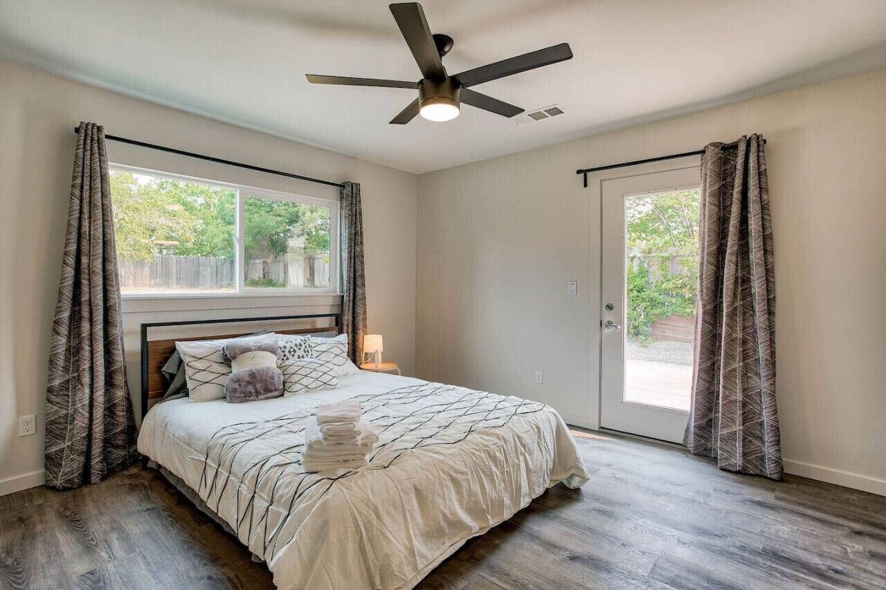 3 habitaciones, escritorio y cortinas blackout 