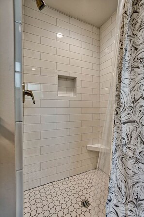 Combined shower/tub, hair dryer, towels, shampoo