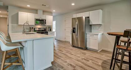 Modern Home Bright Spacious Full Kitchen Garage