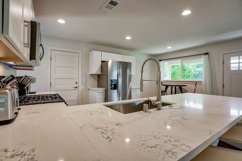 Modern Home Bright Spacious Full Kitchen Garage