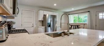 Modern Home Bright Spacious Full Kitchen Garage