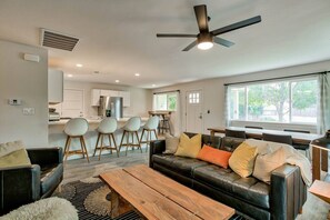 Smart TV - Modern Home Bright Spacious Full Kitchen Garage (Redding)