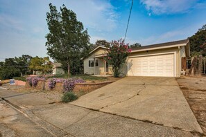 Exterior - Modern Home Bright Spacious Full Kitchen Garage (Redding)