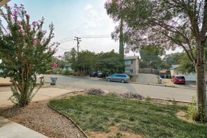 Property grounds - Modern Home Bright Spacious Full Kitchen Garage (Redding)