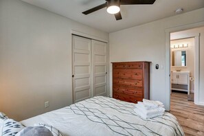 Desk, blackout drapes, iron/ironing board, WiFi (free) - Modern Home Bright Spacious Full Kitchen Garage (Redding)