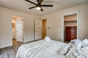 Desk, blackout curtains, iron/ironing board, free WiFi - Modern Home Bright Spacious Full Kitchen Garage (Redding)