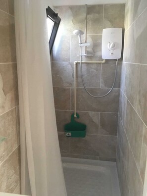 Apartment, 1 Queen-Bett | Badezimmer | Dusche, Handtücher